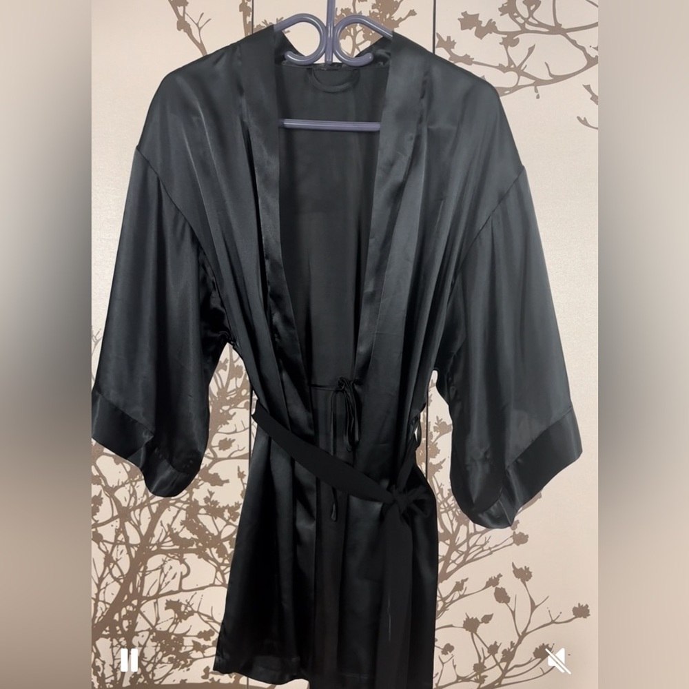 👛 (ANY 2/$30) Vintage Black Satin Kimono fits Contemporary Medium to Large